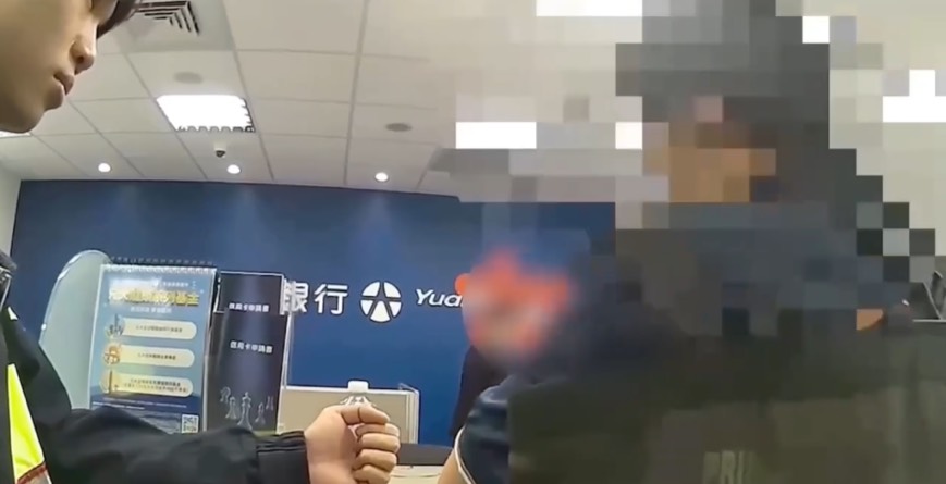 員警獲報後前往銀行了解情況並提醒民眾此可能為詐騙。（圖／記者 趙靜姸翻攝）