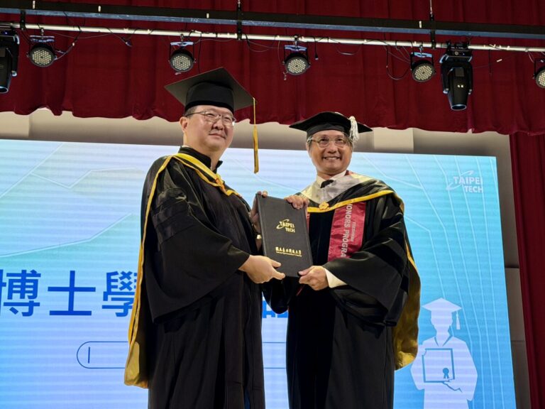藝人包小柏,出席國立臺北科技大學畢業撥穗典禮,獲得校方授予管理學院博士學位證書。(圖/唱戲世界娛樂 提供)