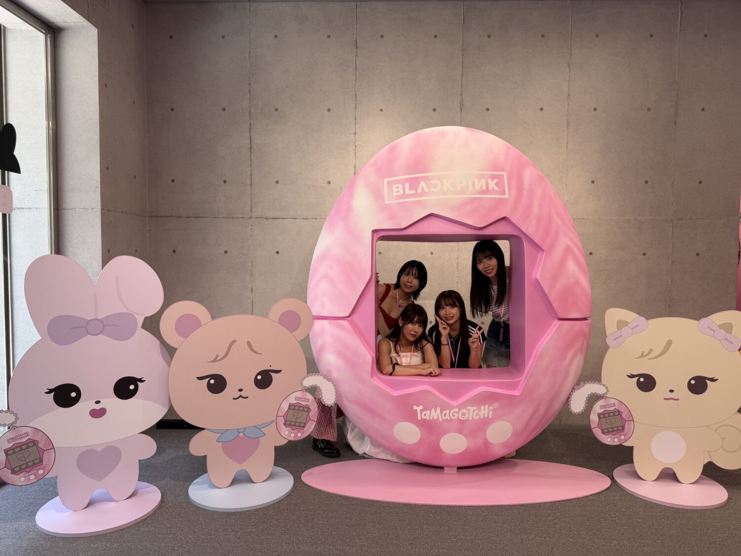 日本超人氣女團「SORRY.IDOL」密訪台北！朝聖全球唯一《BLACKPINK X Tamagotchi》特展 瘋搶台灣限定盲盒