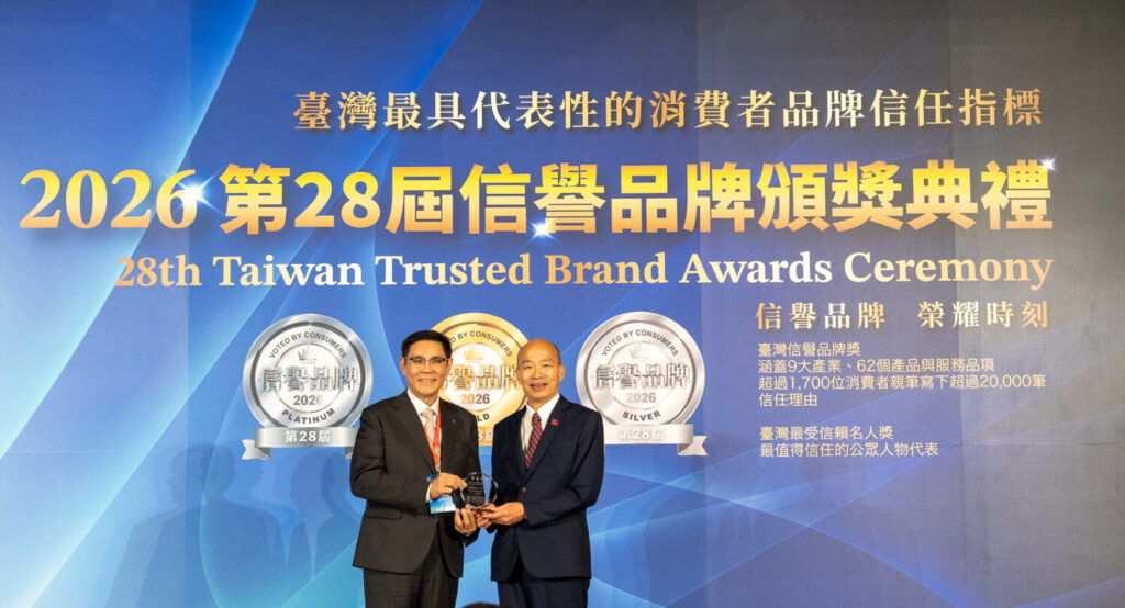 韓國瑜 擔任第28屆信譽品牌頒獎典禮頒獎貴賓，獲主辦單位致贈象徵信任與榮耀的「信譽之光」感謝獎座。(圖/臺灣信譽品牌協會 提供)