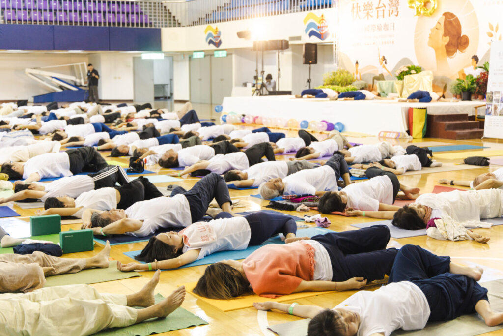 現場民眾一起體驗瑜珈體位 × 呼吸法 × 深層靜心。(圖/生活的藝術 提供)