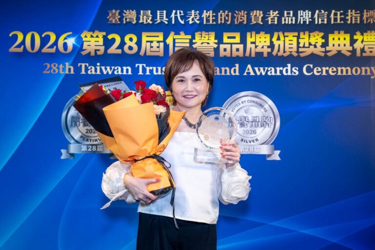 沈春華榮獲「最受信賴廣播節目主持人」,近年與女兒攜手主持廣播節目,以跨世代觀點交流獲得聽眾喜愛與肯定。(圖/臺灣信譽品牌協會 提供)