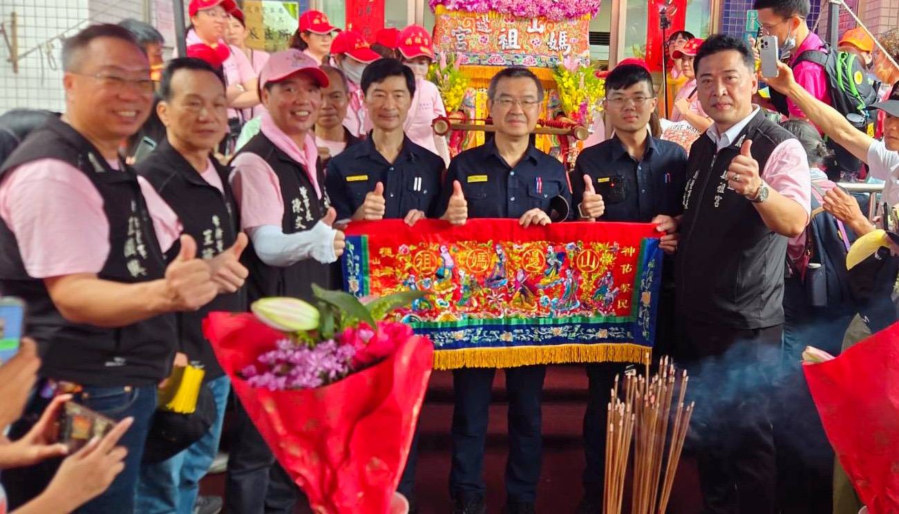 警方與廟方執事、地方仕紳於神轎前莊嚴合影。(圖／記者李健興 翻攝）