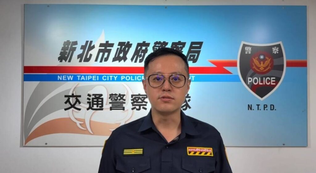 新北交大大隊長李仁寧說明案情。(圖／記者李健興 翻攝）