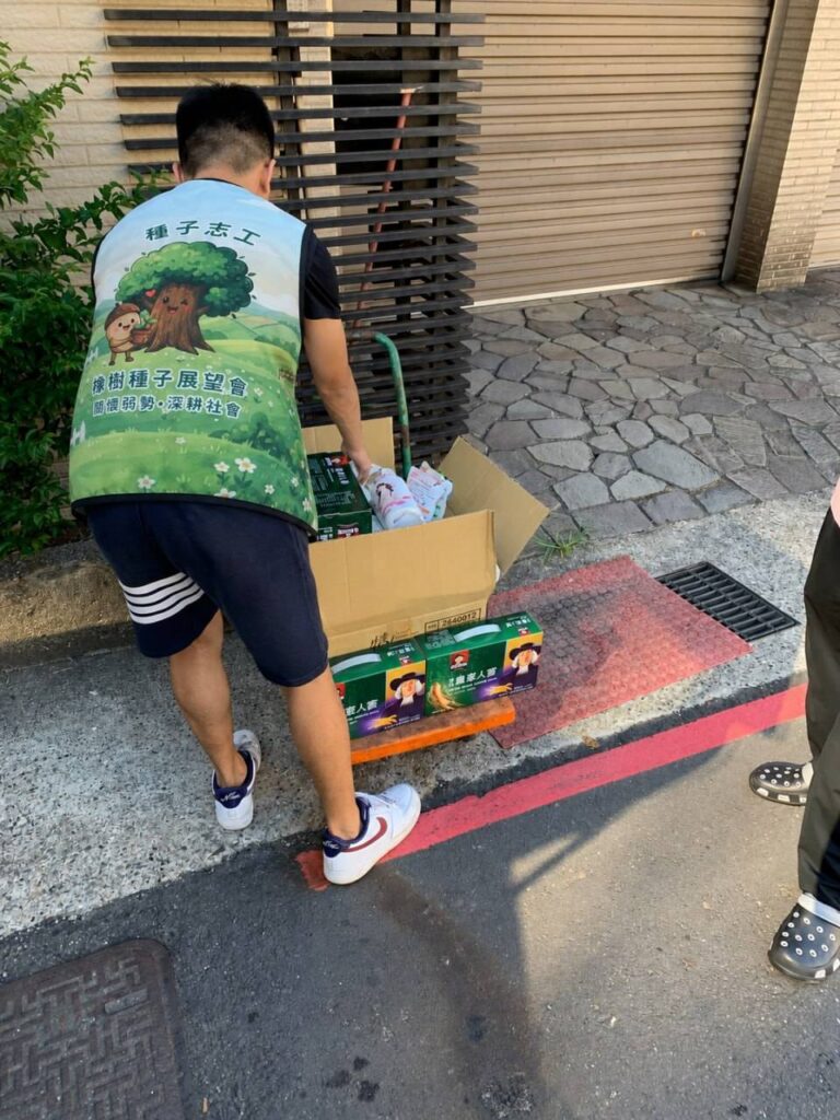 橡樹種子展望會運用智能整合機制,協助串聯各地弱勢家庭。(圖/業者提供)