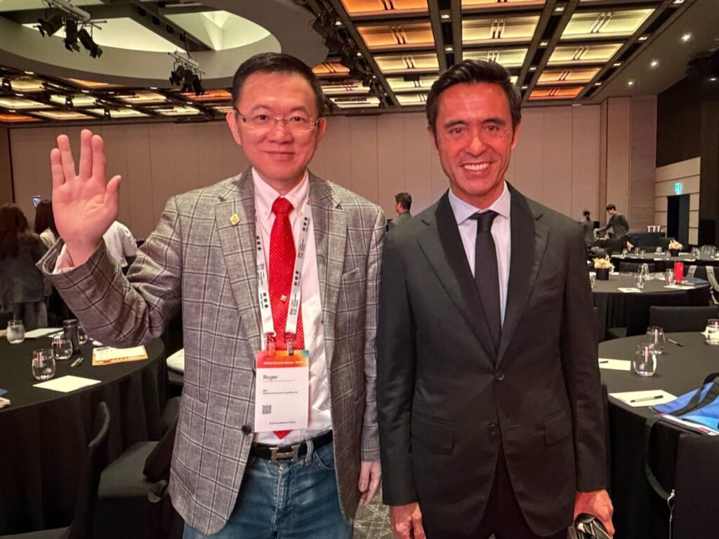 周龍鴻博士於PMI全球高峰會獲頒PMI榮譽獎 台灣管理教育影響力受亞洲肯定 周龍鴻與 PMI 總裁 Le Manh 合照。(圖/長宏專案管理顧問公司)
