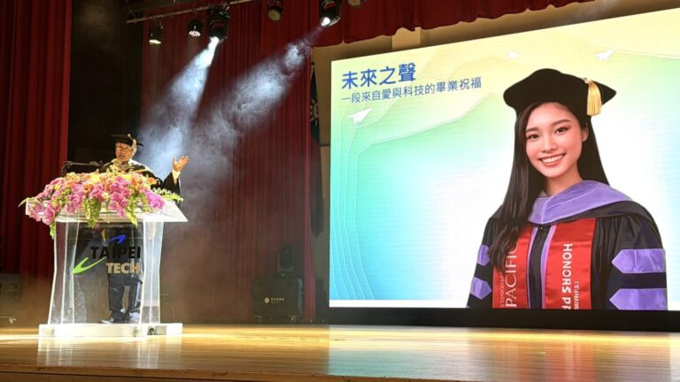 典禮上,透過AI技術重新復刻「數位女兒」把女兒呈現地更完整,讓她用另一種方式參加自己的畢業典禮並恭喜所有畢業同學。(圖/唱戲世界娛樂 提供)