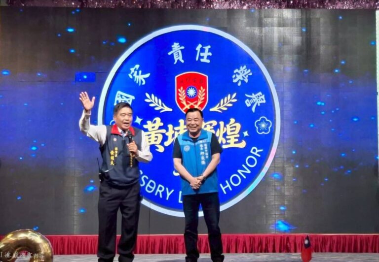 桃園市陸軍官校校友會理事長黃紹天(左)、桃園市議會邱奕勝議長(右)親切問候與會來賓。(圖/桃園市陸軍官校校友會 提供)