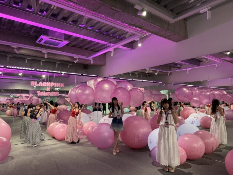 日本新生代女子偶像團體「SORRY.IDOL（すみません。）」換上時髦的 Y2K 裝扮，沉浸在「BLACK, PINK and PIXEL」的粉黑數位風暴中。(圖/株式会社PLUG 提供)