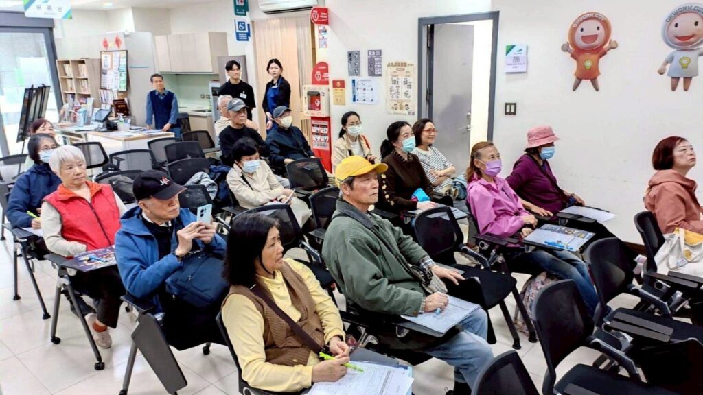 民眾專注聆聽企業簡介。（圖／南港銀髮人才服務據點題供)