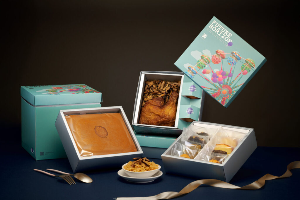摩天輪三層禮盒(油飯雞腿蜂蜜蛋糕餅乾磅蛋糕)。(圖/好兆頭提供)