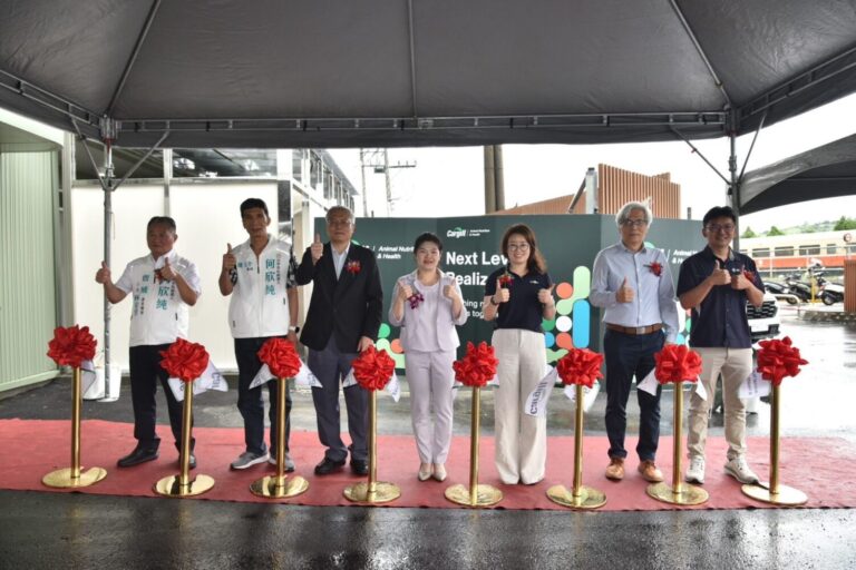左起-台中市議員曾威服務處林金堂主任、中華民國立法委員何欣純服務處 陳文全專員、中美嘉吉公司常務董事暨台糖公司企劃處處長劉錫原先生、中美嘉吉公司總經理陳佳瑜女士、嘉吉動物營養與健康運營總監商嫣娣女士、葉泰利建築師事務所建築師葉泰利先生、澤楨營造總經理李國置先生進行剪綵儀式。（圖/嘉吉公司 提供）