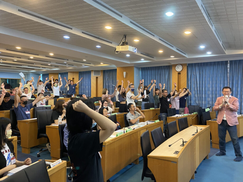 周龍鴻博士於PMI全球高峰會獲頒PMI榮譽獎 台灣管理教育影響力受亞洲肯定 周龍鴻為台灣培育2萬位 PMP的大型班級課程實照。(圖/長宏專案管理顧問公司)