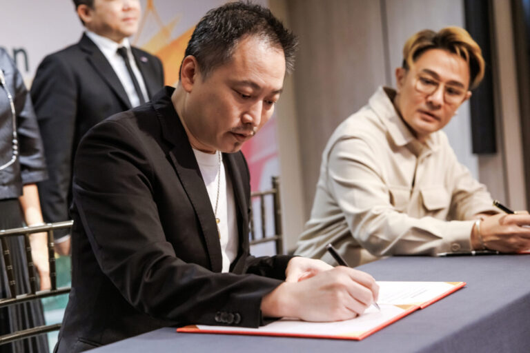 劇匯文創代表錢人豪導演與泰國影視公司DOOMUNDEE代表簽訂MOU。(圖/劇匯文創 提供)