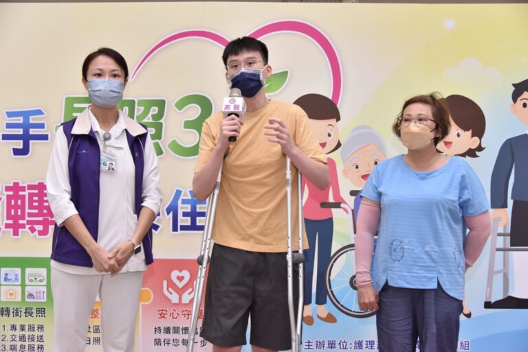 活動中邀請到一位使用長照服務,卻不是高齡長者的病人,跟民眾分享長照的申請與使用心得。(圖/主辦 提供)
