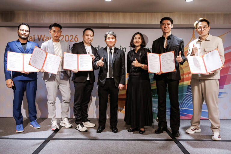 劇匯文創代表錢人豪導演、Goshot APP執行長彭小刀在泰國商務處和泰國經貿辦事處的見證下與三位泰國影視公司簽訂MOU。(圖/劇匯文創 提供)
