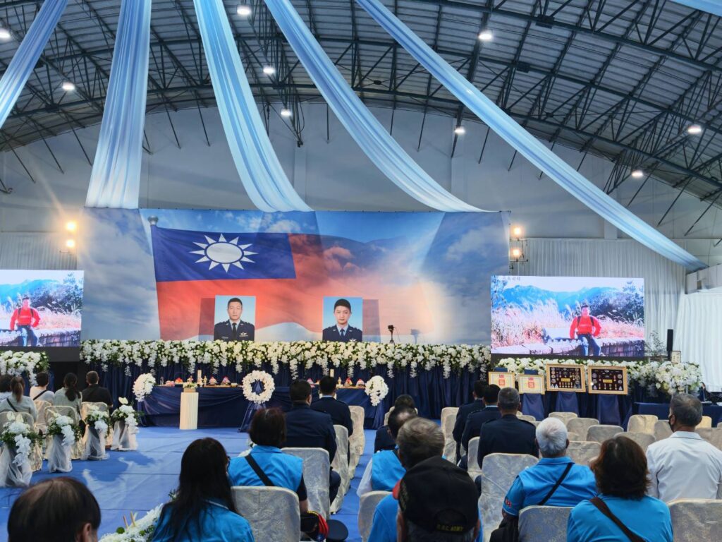今空軍烈士告別式，空軍為兩位國軍英雄覆蓋國旗，國防部追晉上校軍階，頒忠勇勳章，總統賴清德特頒褒揚令，並致詞感謝兩位國家英雄，對國家的貢獻。(圖/空軍航空技術學院 提供)
