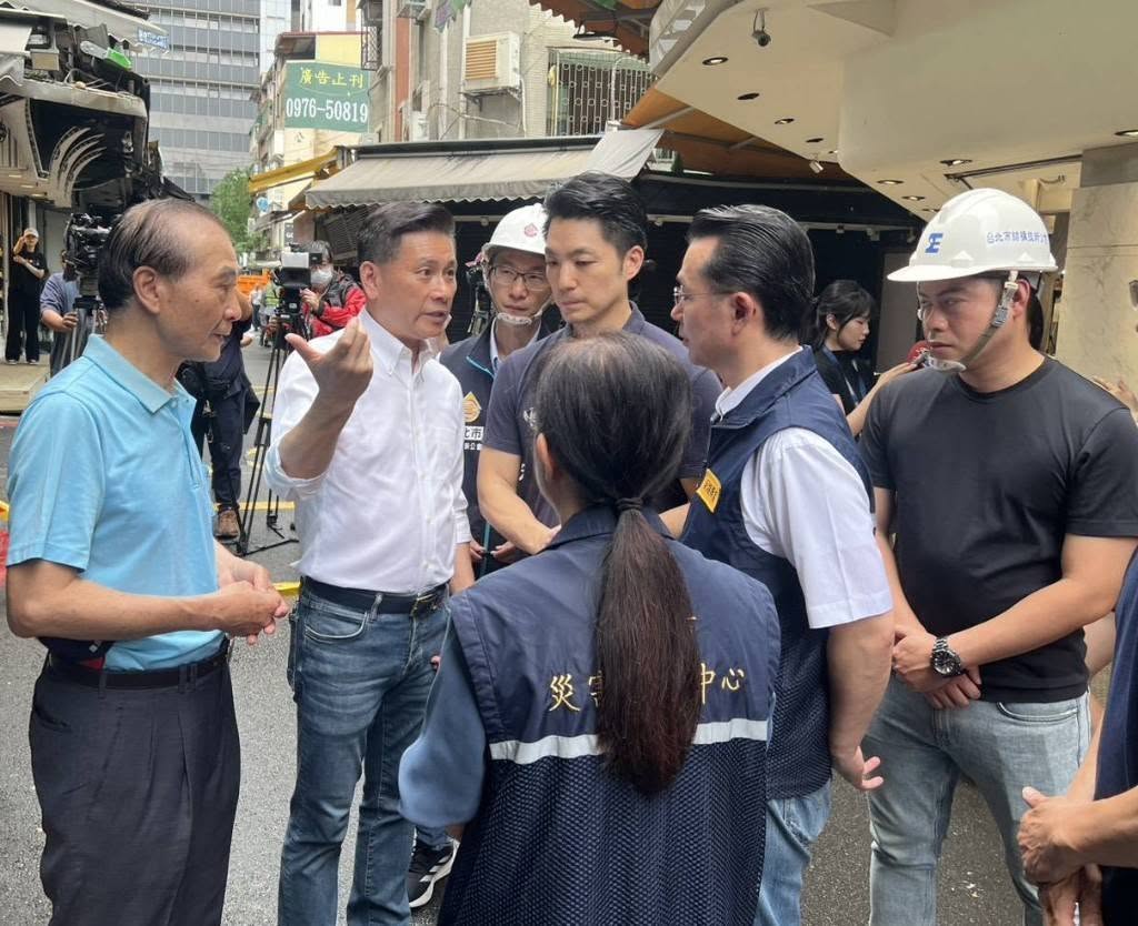 北市松山路塌陷撤8戶，議長戴錫欽陪蔣萬安市長視察。（圖／戴錫欽粉專）