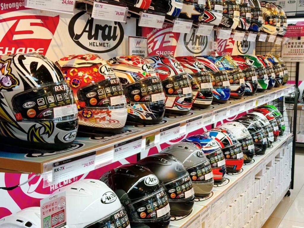 台灣納普司引進日本 Arai 等知名品牌安全帽，打造完整選品展示空間，提供正規代理、專業諮詢與售後服務，滿足重機騎士高品質裝備需求。（圖／台灣納普司提供）