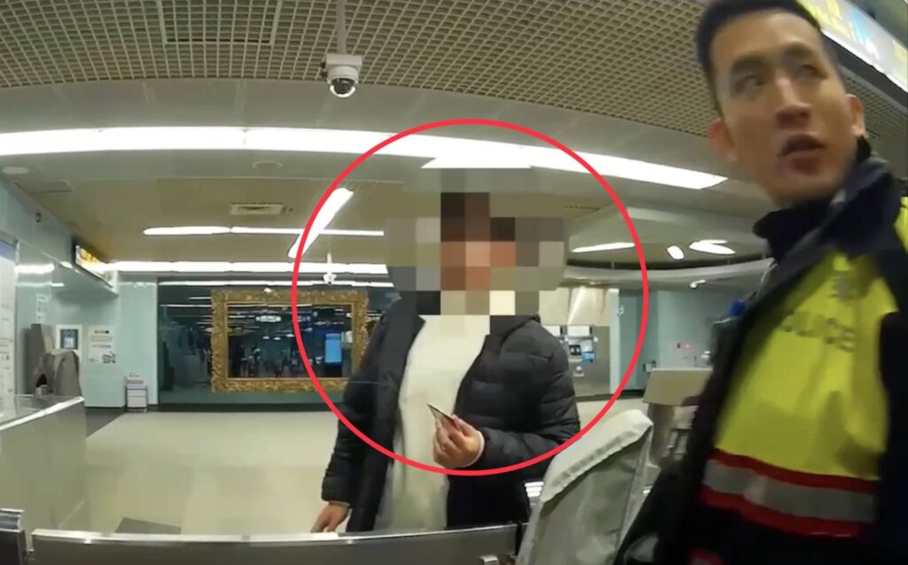 員警在捷運站尋獲失蹤學生。(圖／記者薛秀蓮 翻攝)