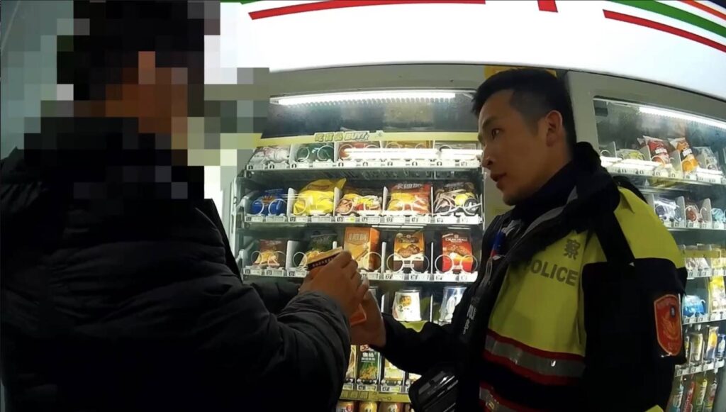 員警買飲料給學生。(圖／記者薛秀蓮 翻攝)