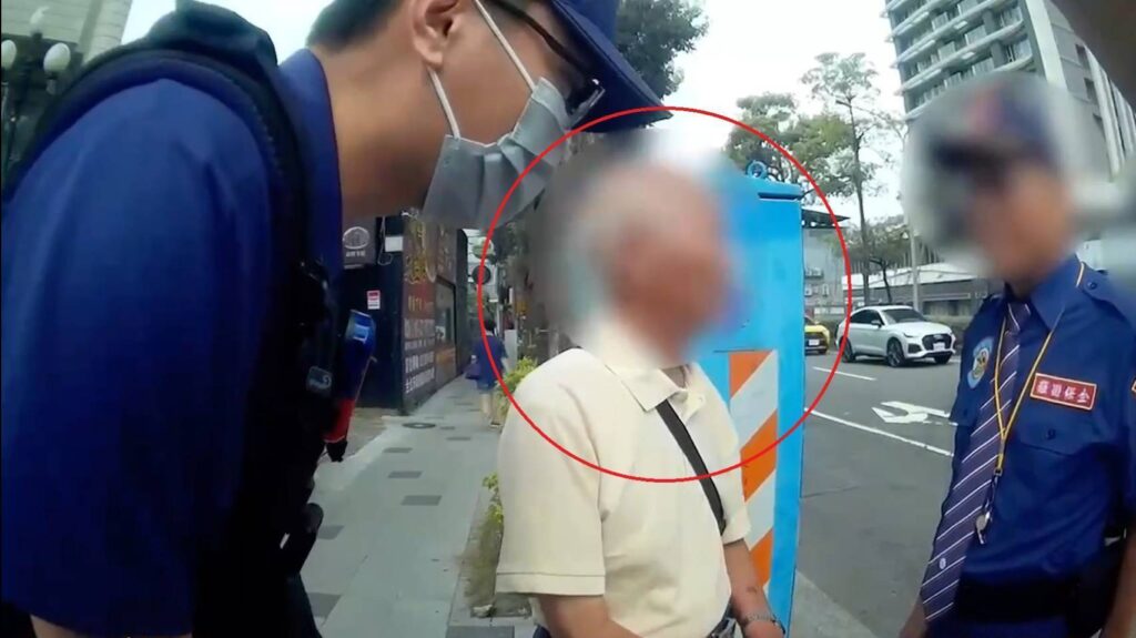 員警與行員共同向老翁勸組匯款。(圖/記者薛秀蓮 翻攝)