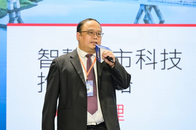 新北市政府資訊中心主任陳富添於論壇中深入剖析新北市「AI雙機房備援」與「數位孿生」的前瞻規劃,展現推動智慧治理與建構韌性城市的堅定決心。(圖/新北市政府研考會)