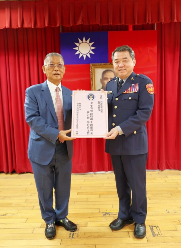 慶祝大會捐贈現場航空警察局局長林建宏（右）(圖／記者戴昱弘 翻攝）