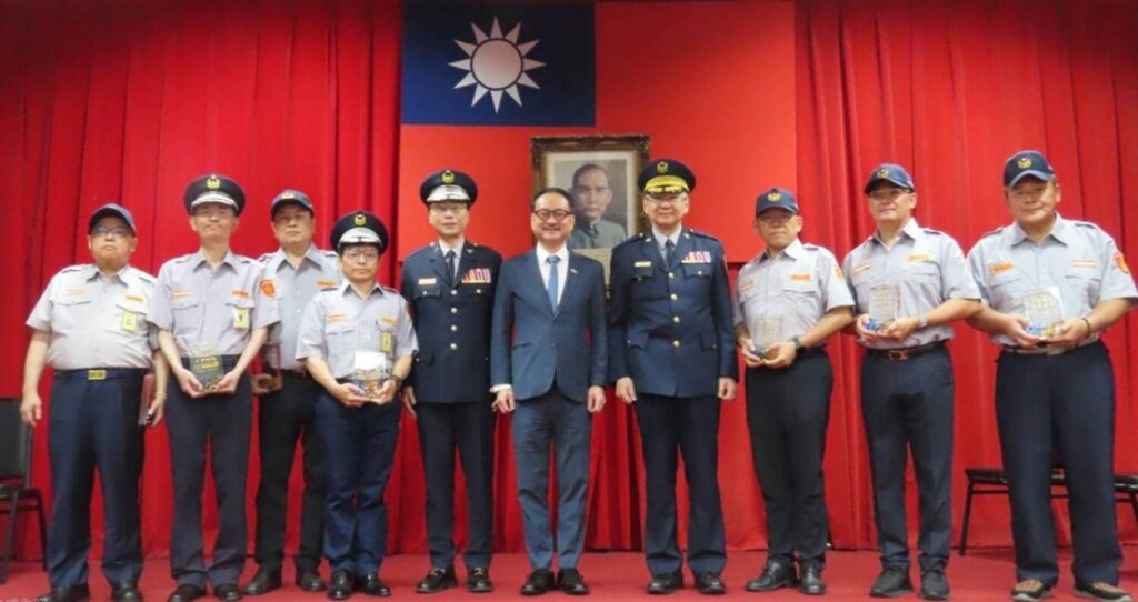 文山一義警大隊長王瑞華（左五（主持此次常訓，行政院副秘書長阮昭雄（左六）親自到場慰勉。（記者徐煜勝翻攝）