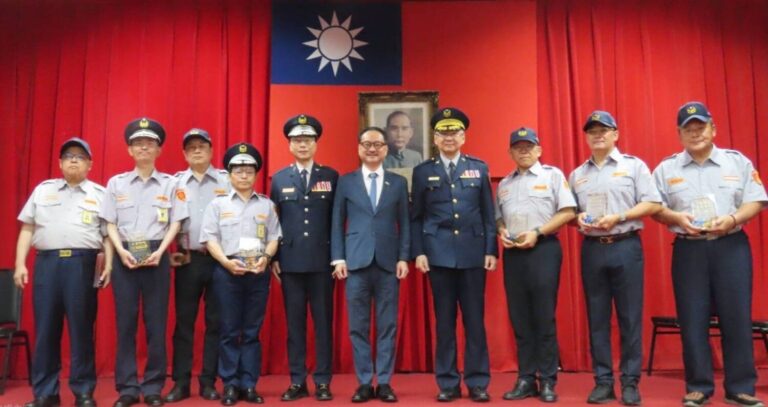 文山一義警大隊長王瑞華(左五(主持此次常訓,行政院副秘書長阮昭雄(左六)親自到場慰勉。(記者徐煜勝翻攝)