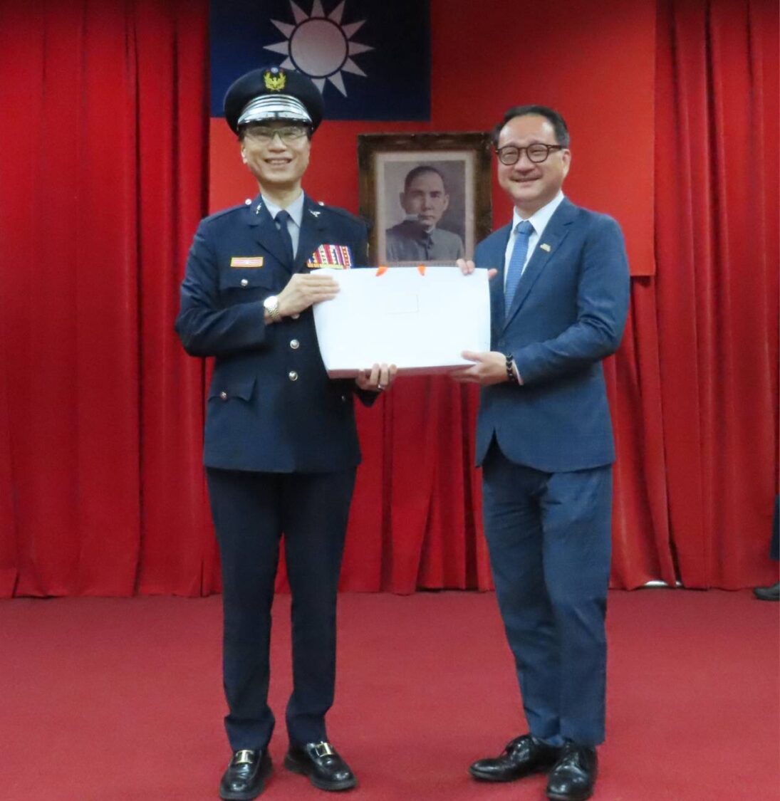 大隊長王瑞華(左)與副秘書長阮昭雄(右)。(記者徐煜勝翻攝)