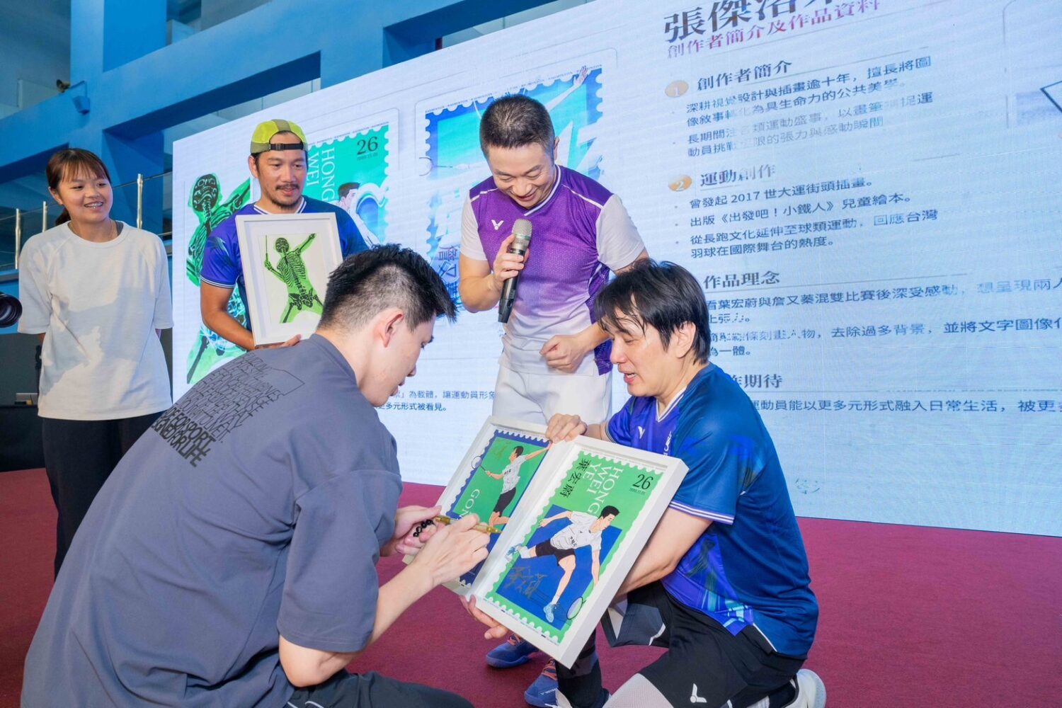 藝人張洛君號召數十位藝術家參與創作，讓運動跨界藝術，現場義賣所得更捐贈忠義基金會，活動意義不凡。（圖／愛羽球協會提供）