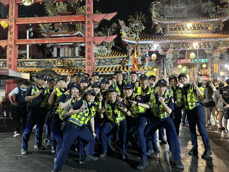 新莊分局警方於大拜拜遶境勤務結束後合拍團體照。(記者徐煜勝翻攝)