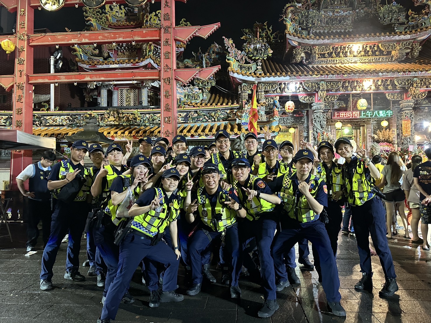 新莊分局警方於大拜拜遶境勤務結束後合拍團體照。(記者徐煜勝翻攝)