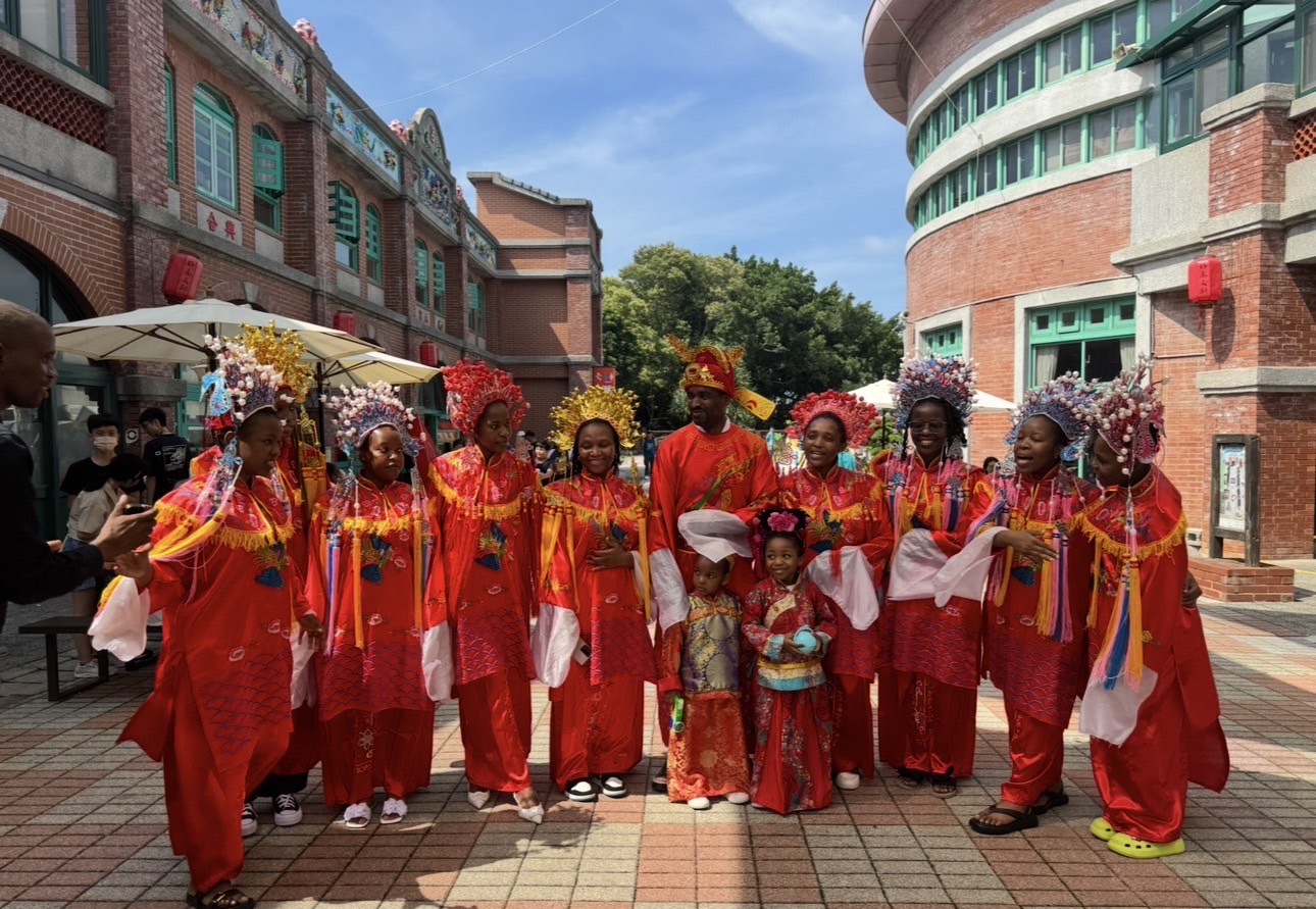 來自非洲各國的在台友人與孩童身著傳統婚俗服飾,在湖口好客文創園區留下珍貴合影,以文化交流促進國際友誼,讓客家文化與台灣特色走向世界。(圖/記者林照東翻攝)