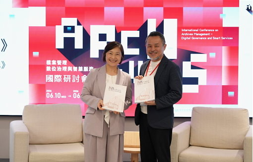 國家發展委員會檔案管理局局長林秋燕(左)和郭英釗建築師(右)共同發表新書。(圖／國家發展委員會檔案管理局提供)
