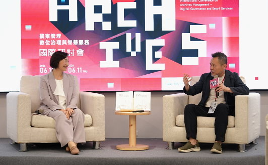 《國家檔案館》新書發表會-國家發展委員會檔案管理局局長林秋燕和郭英釗建築師熱烈對談。(圖／國家發展委員會檔案管理局提供)