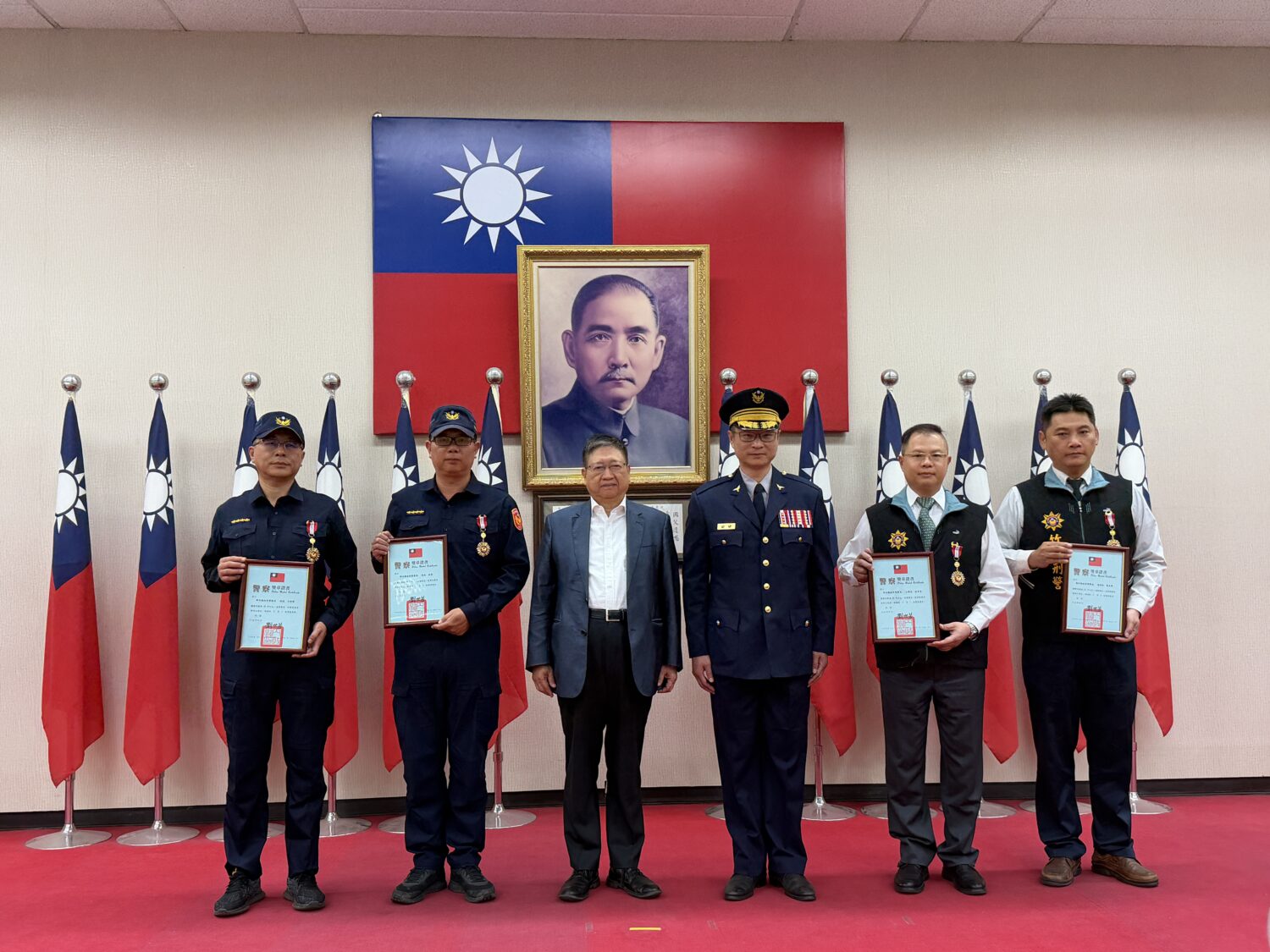新竹縣長楊文科於警察節慶祝大會中頒發獎章及獎狀,表揚績優警察同仁及協勤夥伴,感謝其長期守護地方治安與交通安全。(圖/記者林照東攝)
