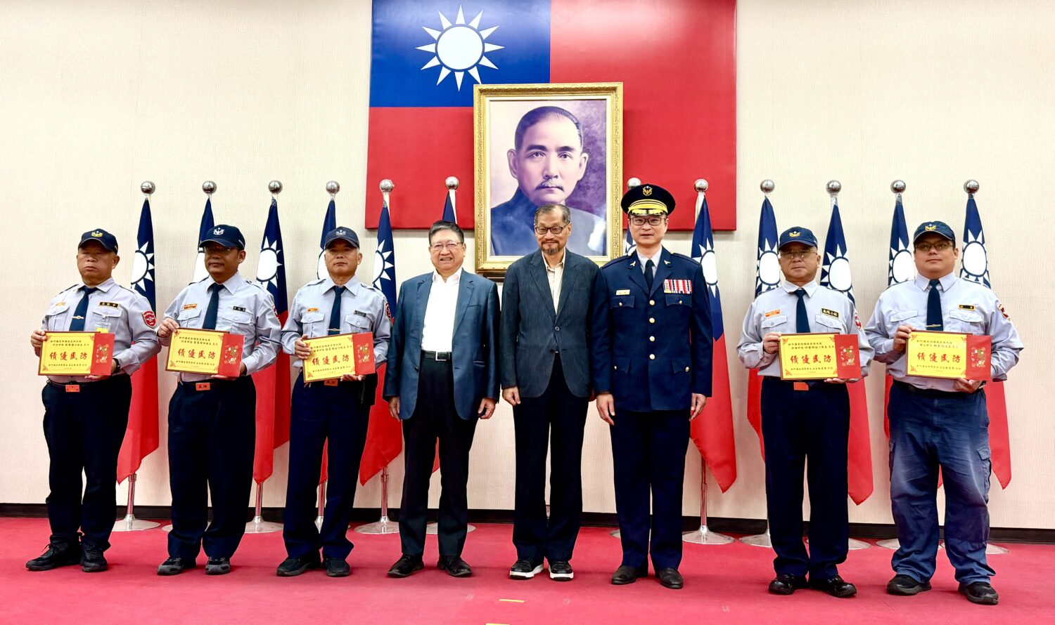 民防大隊長呂理展頒發民防有公人員,感謝其長期守護地方治安與交通安全。(圖/記者林照東攝)