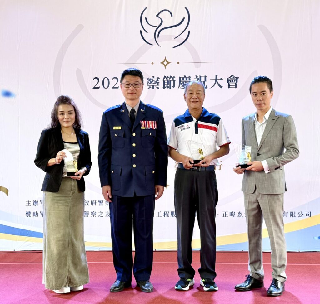 新竹縣警察局長林建隆於警察節慶祝活動中，頒發感謝獎座予贊助單位代表，感謝各界長期支持警政工作，共同促成活動圓滿舉辦。（圖／新竹縣政府警察局提供）