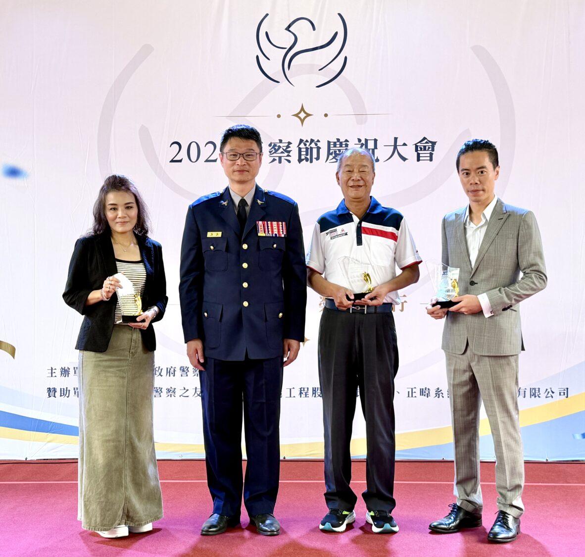 新竹縣警察局長林建隆於警察節慶祝活動中,頒發感謝獎座予贊助單位代表,感謝各界長期支持警政工作,共同促成活動圓滿舉辦。(圖/新竹縣政府警察局提供)