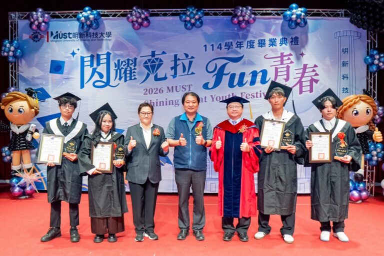114學年度畢業典禮頒發傑出成就獎,表揚學生在學術研究、專業競賽及體育運動等領域的卓越表現。(圖/明新科大提供)