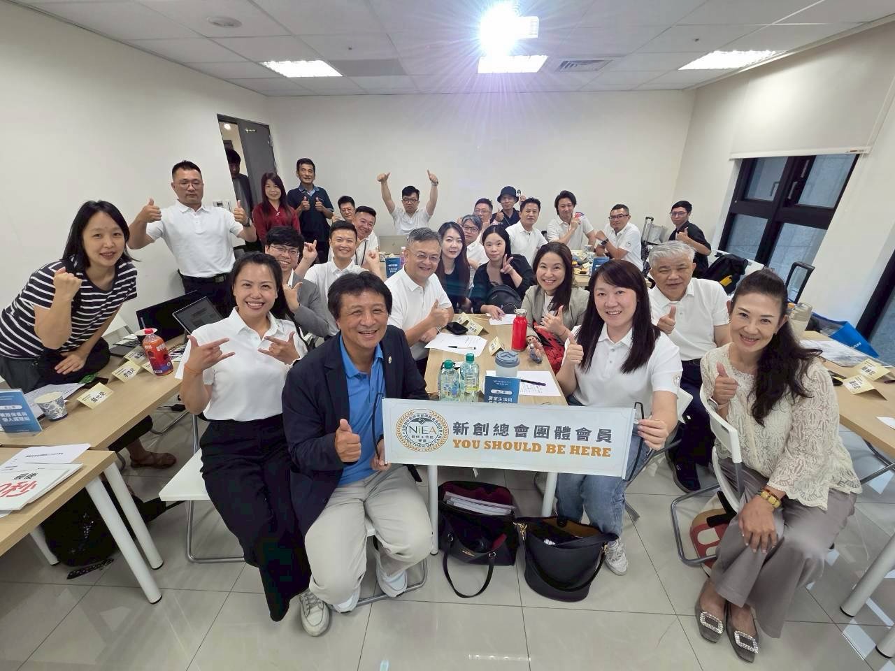 「品牌產業小聯盟」正式成立,與會企業團隊共同合影留念,象徵跨界合作正式啟動。(圖/新創總會提供)
