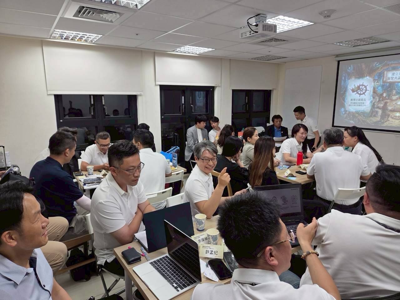 「品牌產業小聯盟」正式成立,與會企業團隊共同合影留念,象徵跨界合作正式啟動。(圖/新創總會提供)