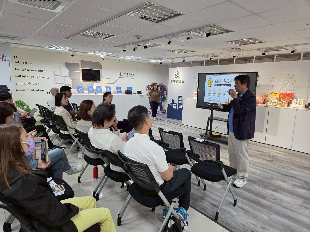 創業楷模周青麟老師以「電子商務商業模式與品牌成長策略」為題進行專題分享,引導企業掌握數位轉型與品牌成長關鍵。(圖/新創總會提供)