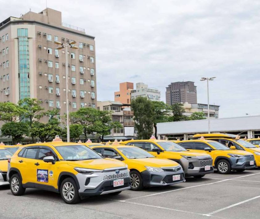現場105輛計程車參與響應,車身張貼反詐宣導圖卡。(圖/記者黃溎芬翻攝)