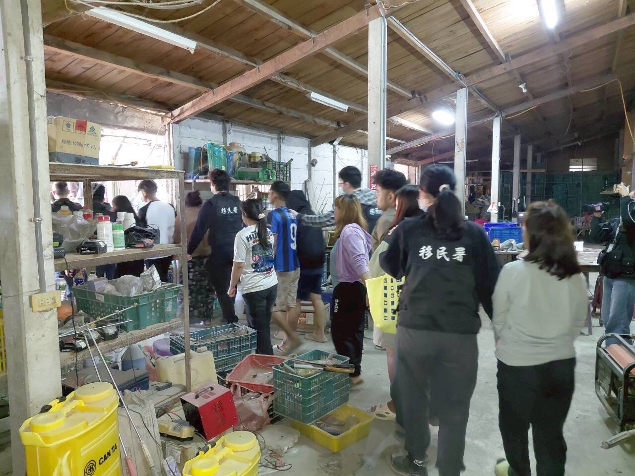 移民署桃園市專勤隊破獲家族式人口販運集團,成功救出約30名外籍被害人。(圖/移民署提供)
