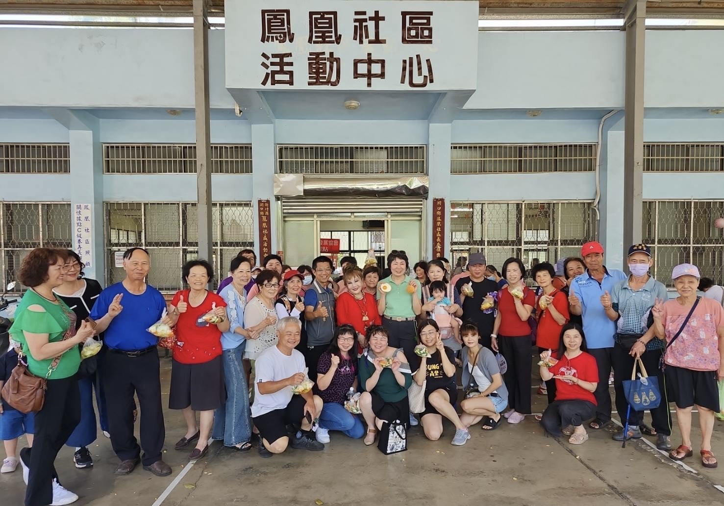 湖口鄉鳳凰社區活動中心舉辦「澎澎來作秀-唱客家歌・做客家泡菜」同樂活動,吸引上百位鄉親熱情參與,展現社區凝聚力。(圖/記者林照東翻攝)