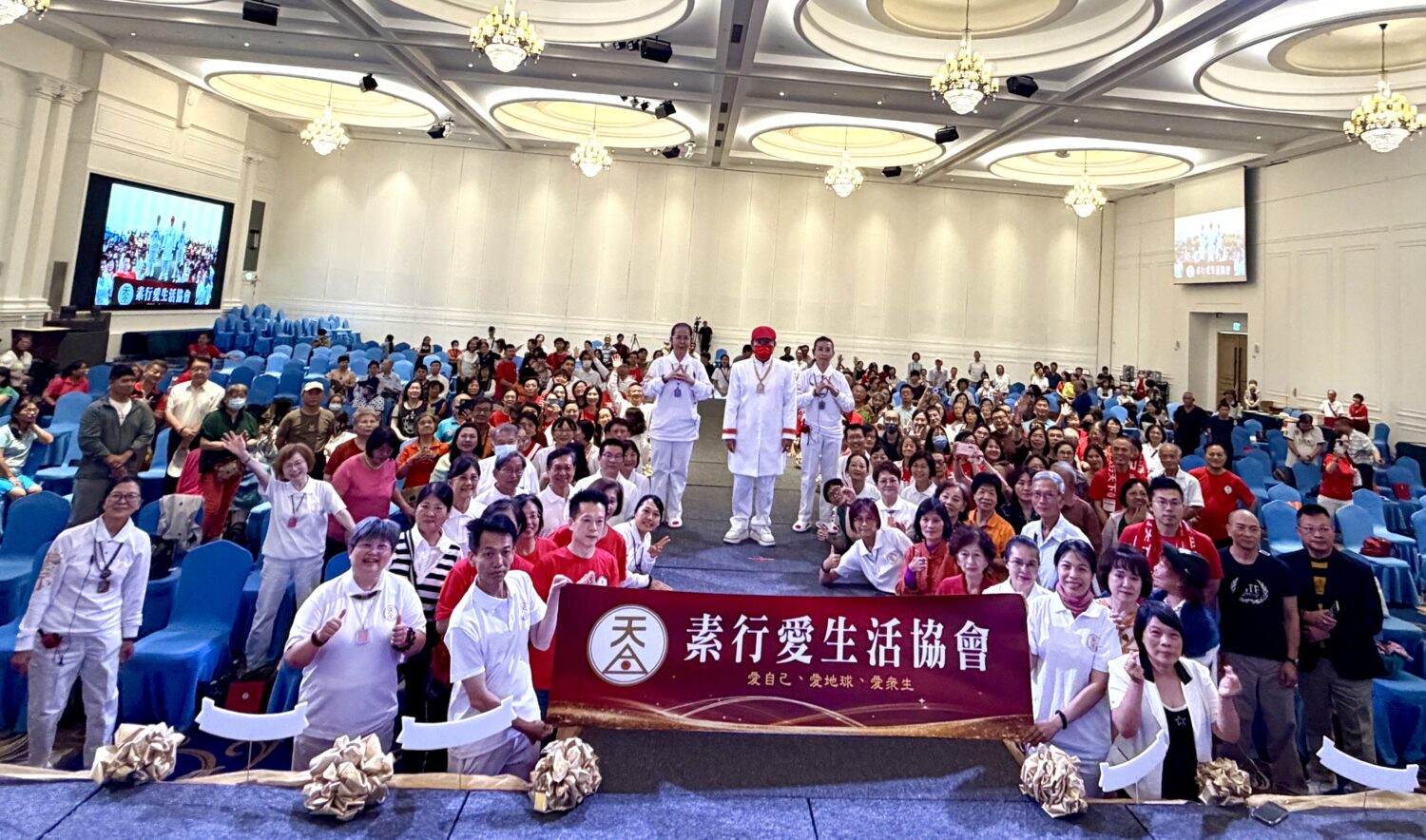 素行愛生活協會於台中臻愛花園飯店舉辦《非金錢財富觀》新書發表暨生命能量講座,邀請一天大人向與會民眾分享「提升生命能量、降低生活需求」的核心理念,吸引大批民眾到場聆聽。(圖/記者林照東攝)