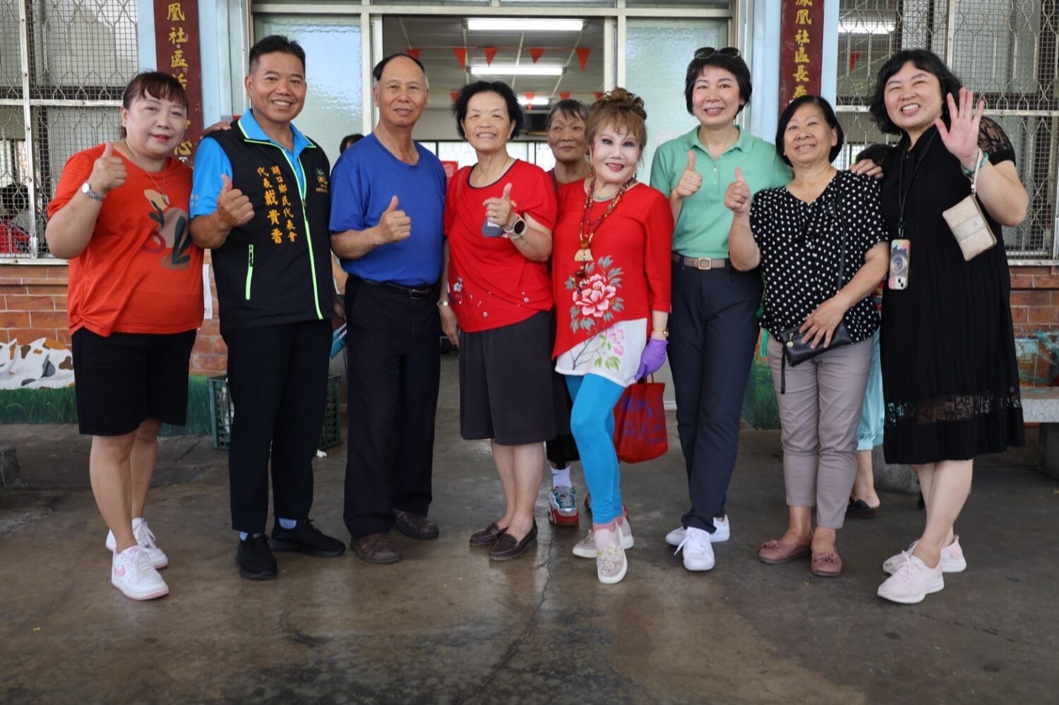 文教獅子會創會長陳美仁博士(右三)與客家藝人澎澎(中)及社區幹部、志工合影留念,共同推廣客家文化與社區公益活動。(圖/記者林照東翻攝)